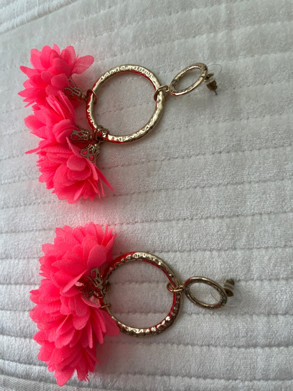 NWOT Lilly Pulitzer Cascading Petal Gold-Tone Hoop Earrings - Picture 4 of 4